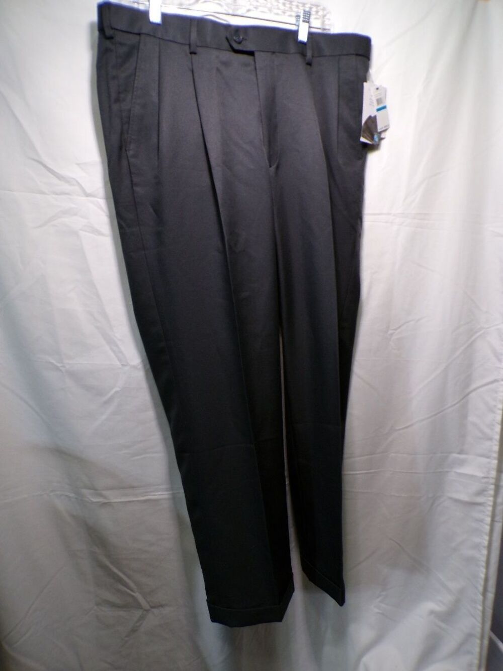 Geoffrey Beene Men's Pleated Dress Pants 36W x 30L Gray Cuffed GB561002